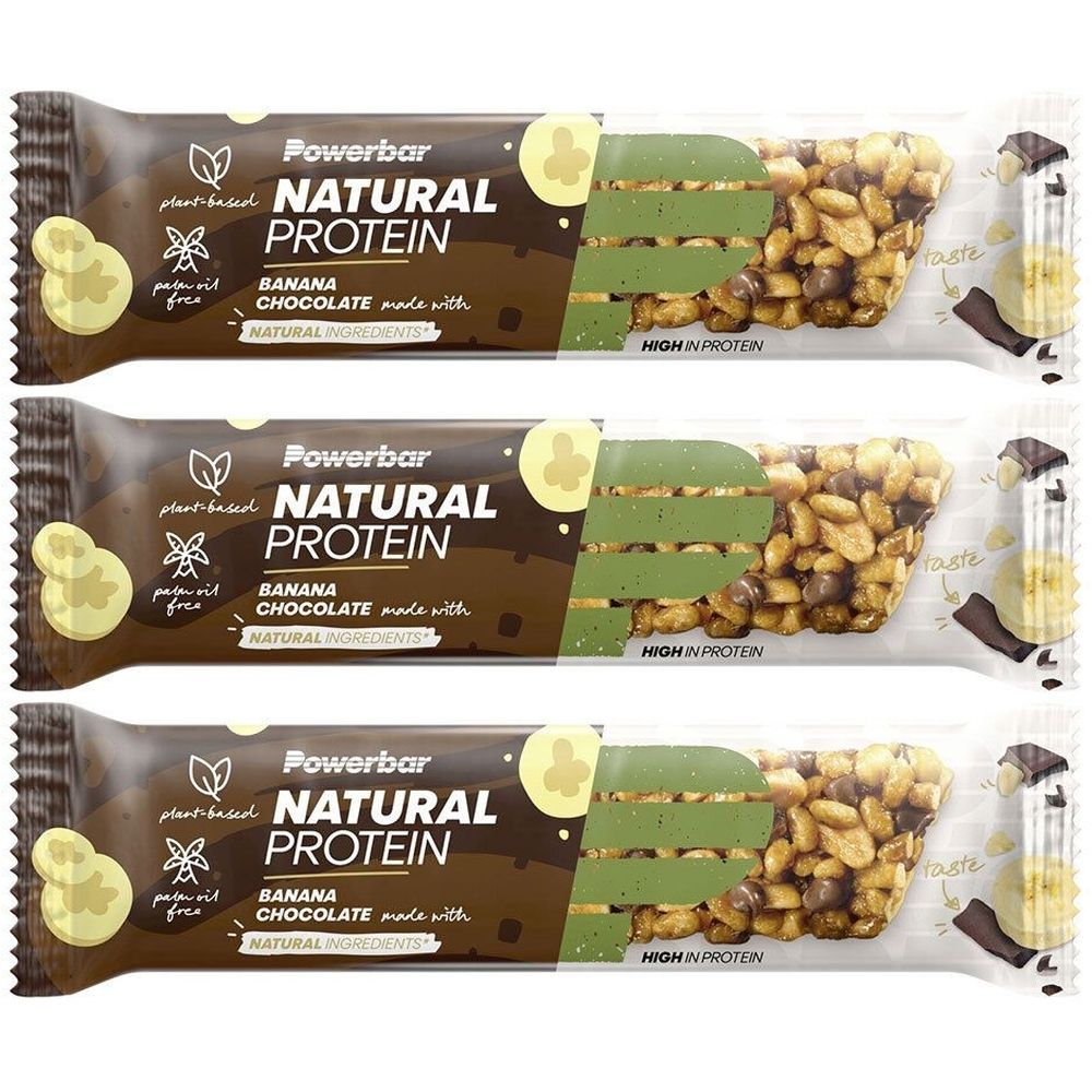 Trois barres Powerbar Natural Protein. Inscription: Banana Chocolate, plant-based, High in Protein. Emballage avec motifs de banane et de chocolat.