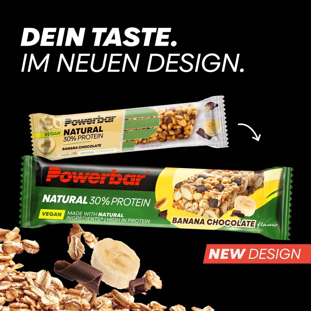 Zwei Powerbar NATURAL PROTEIN Riegel. Bananen-Schokolade. Grün-gelbe Verpackung. Vegan, 30% Protein. Text: "NEUES DESIGN".