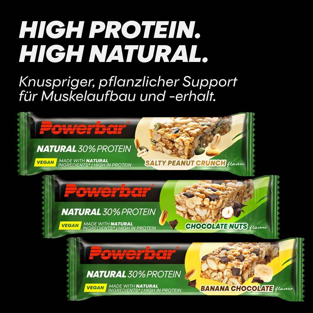 Trois barres Powerbar NATURAL PROTEIN. Emballage vert. Saveurs: Salty Peanut Crunch, Chocolate Nuts, Banane-Chocolat. Texte: 30% PROTEIN.
