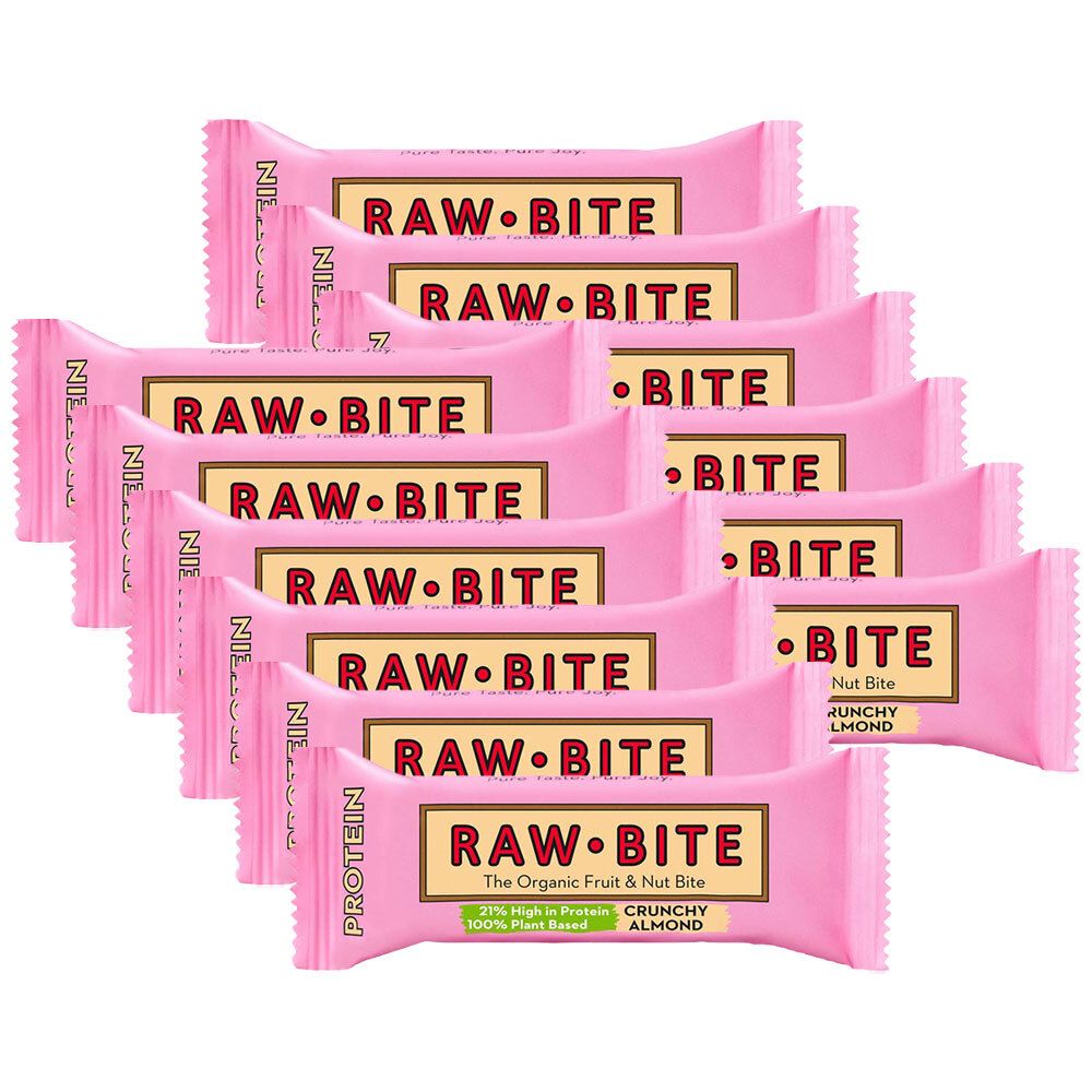 Mehrere Proteinriegel in rosa Verpackung. Aufdruck: RAW BITE, Crunchy Almond. 27% Protein, 100% pflanzlich.
