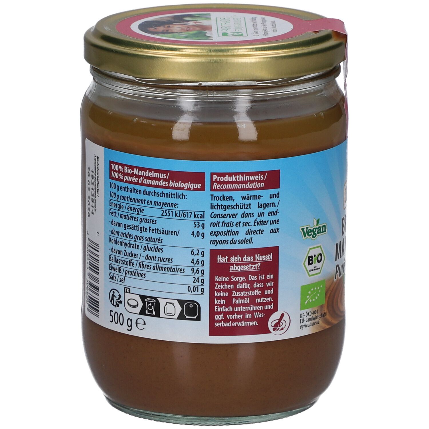 Rückseite des Glases mit braunem Mandelmus. Text mit Nährwertangaben und Empfehlungen. Vegan-Siegel.