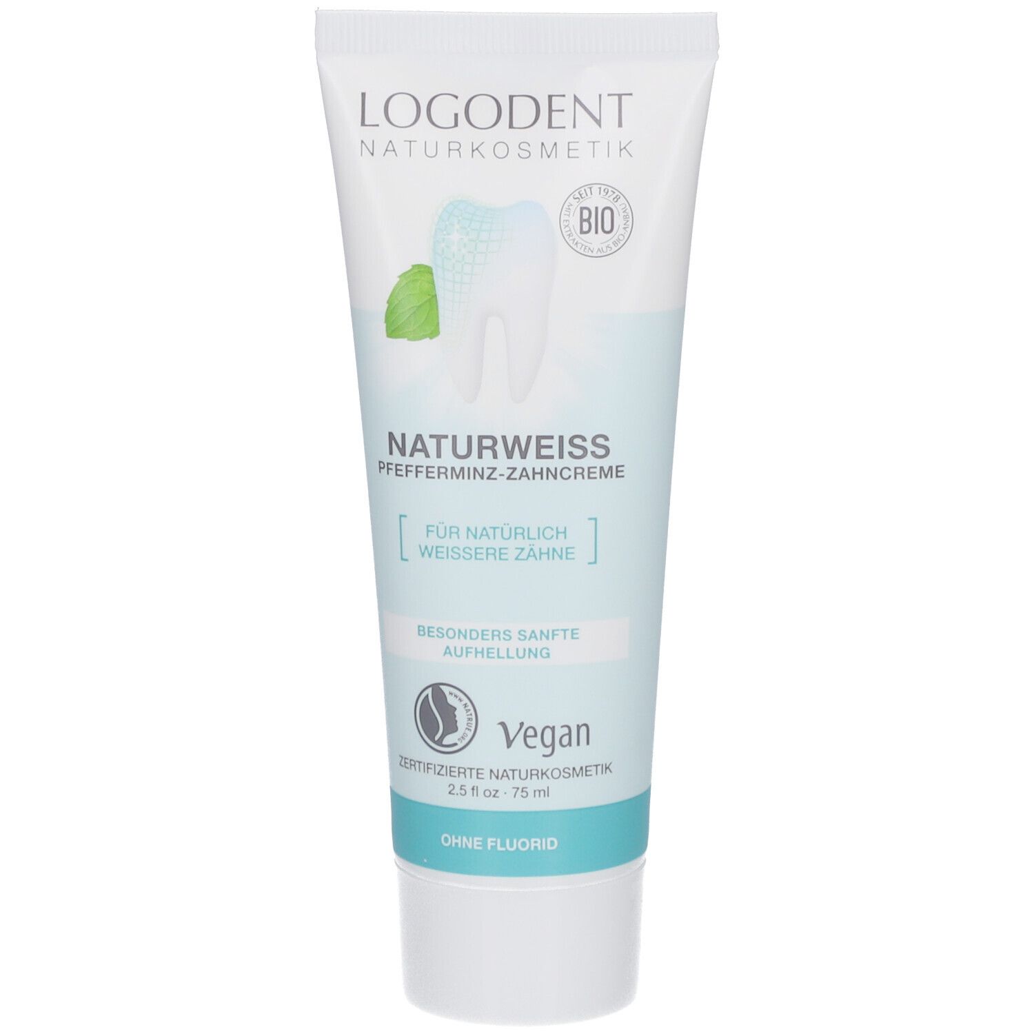 Zahncreme-Tube mit Logo und Produktnamen. Naturweiß Pfefferminz-Zahncreme. Bio-Siegel, Vegan-Logo. Ohne Fluorid.