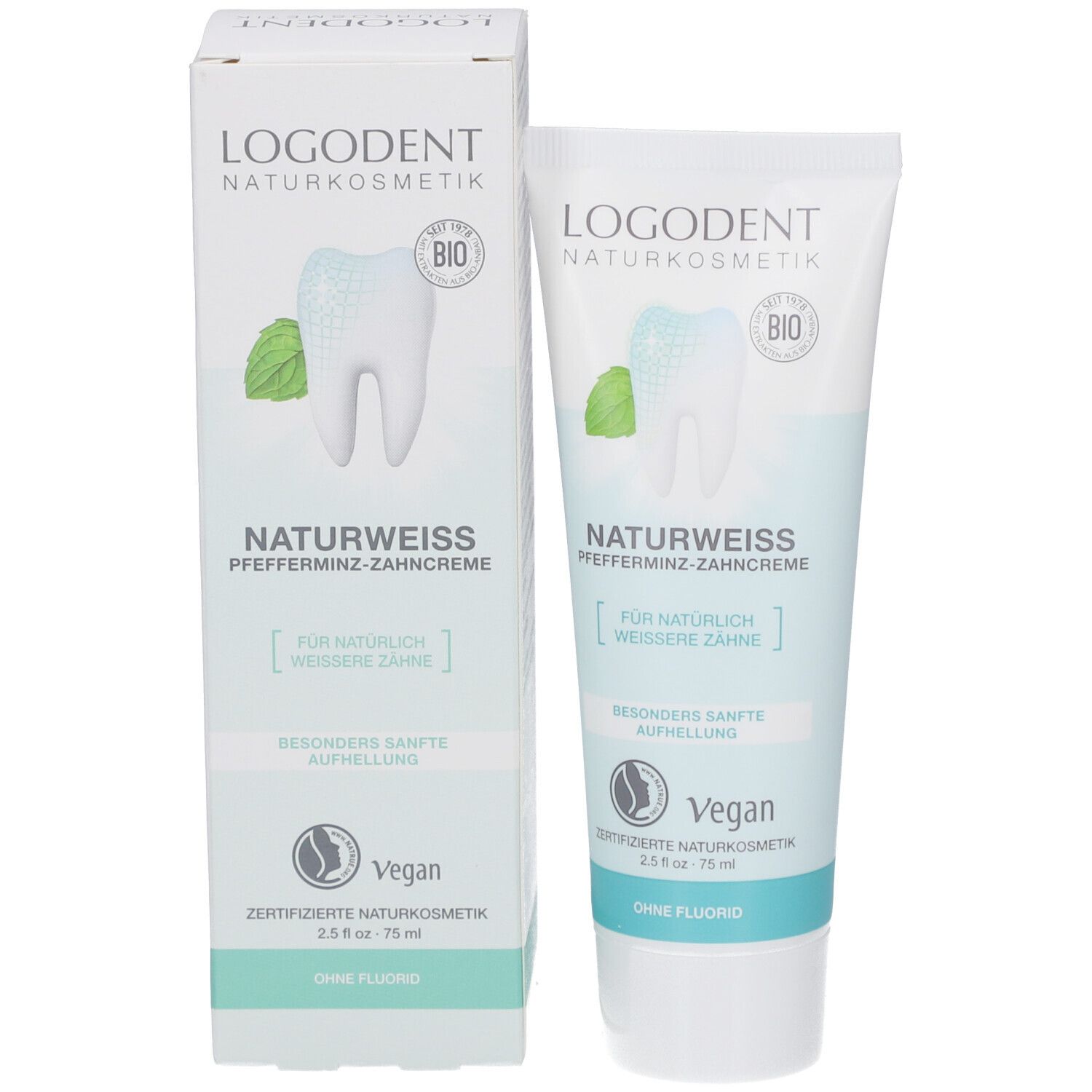 Zahncreme-Tube und Verpackung nebeneinander. Logo, Produktname, Bio-Siegel, Vegan-Logo. Naturweiß Pfefferminz-Zahncreme.