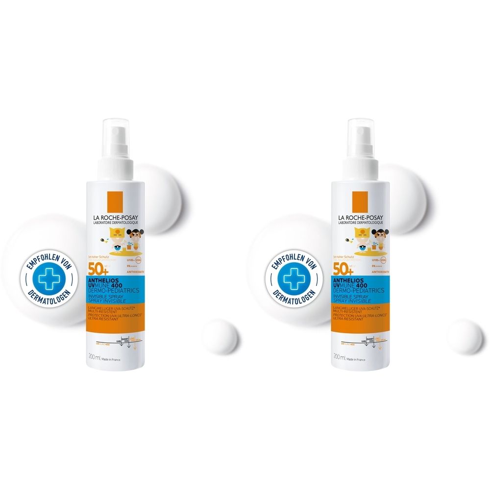 Zwei weiße Sprühflaschen mit blauer, orangefarbener und weißer Beschriftung. Aufschrift: La Roche-Posay Anthelios UVMune 400 Kids Sonnenspray LSF 50+.