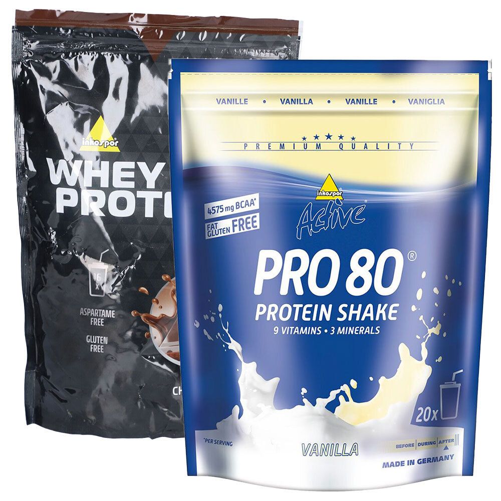Zwei Beutel Proteinpulver. Einer schwarz mit "WHEY PROTI", der andere blau mit "PRO 80 PROTEIN SHAKE". Beide mit Logos und Text.