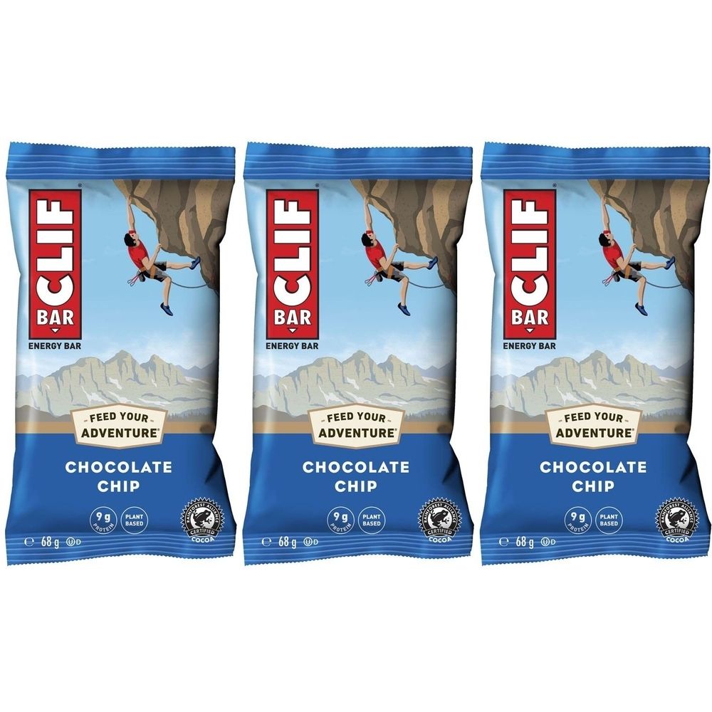 Drei CLIF BAR Energieriegel, Chocolate Chip. Blaue Verpackung mit Kletterer-Illustration. Text: CLIF BAR, FEED YOUR ADVENTURE, Chocolate Chip.