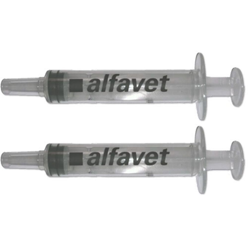 Deux seringues transparentes avec piston noir et inscription "alfavet".