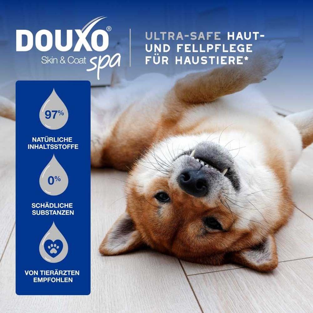 Chien couché sur le sol. Texte: DOUXO® Skin & Coat spa. Soin ultra-sûr de la peau et du pelage pour animaux. 97% ingrédients naturels.