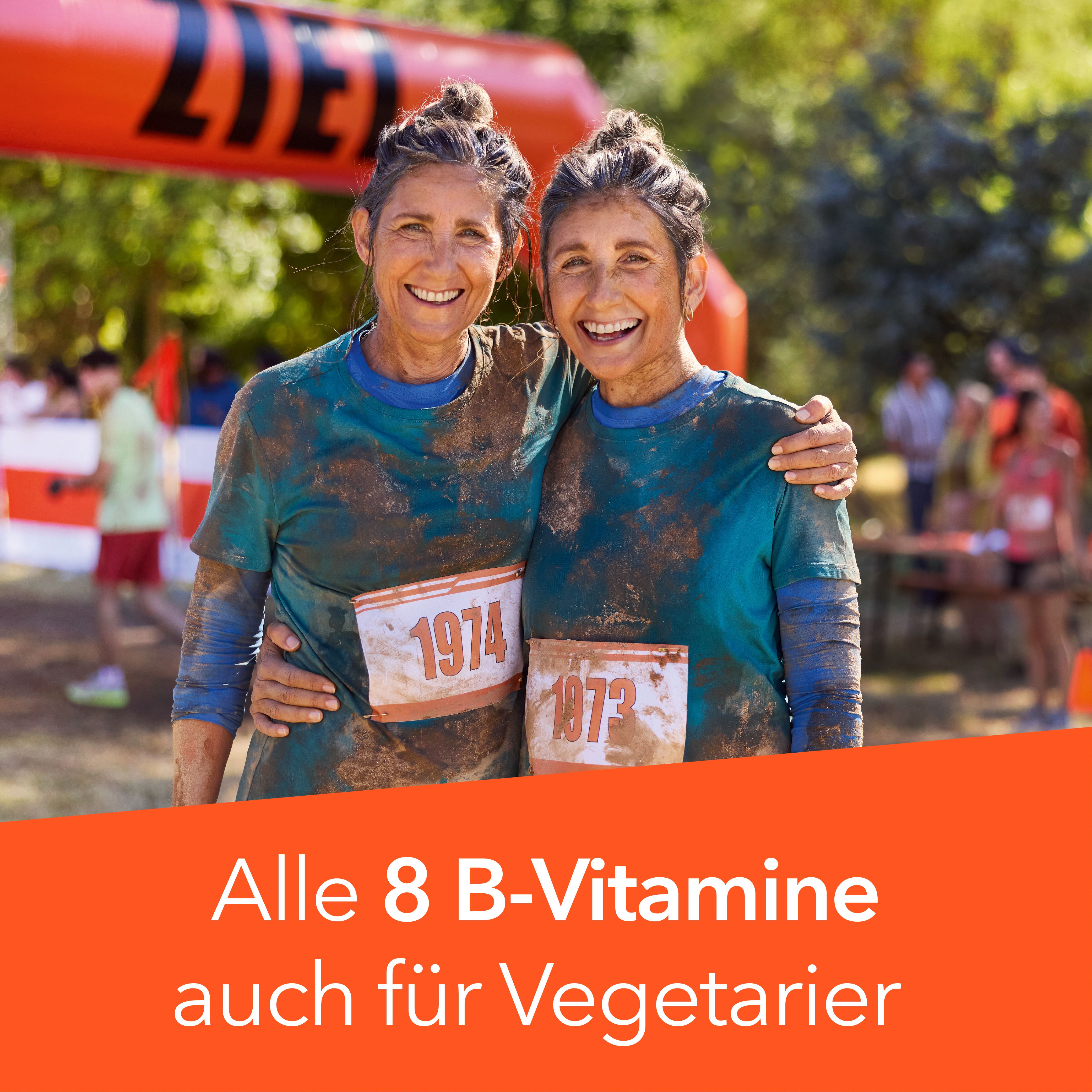 Zwei Frauen nach einem Wettlauf, die alle 8 B-Vitamine auch für Vegetarier bewerben.