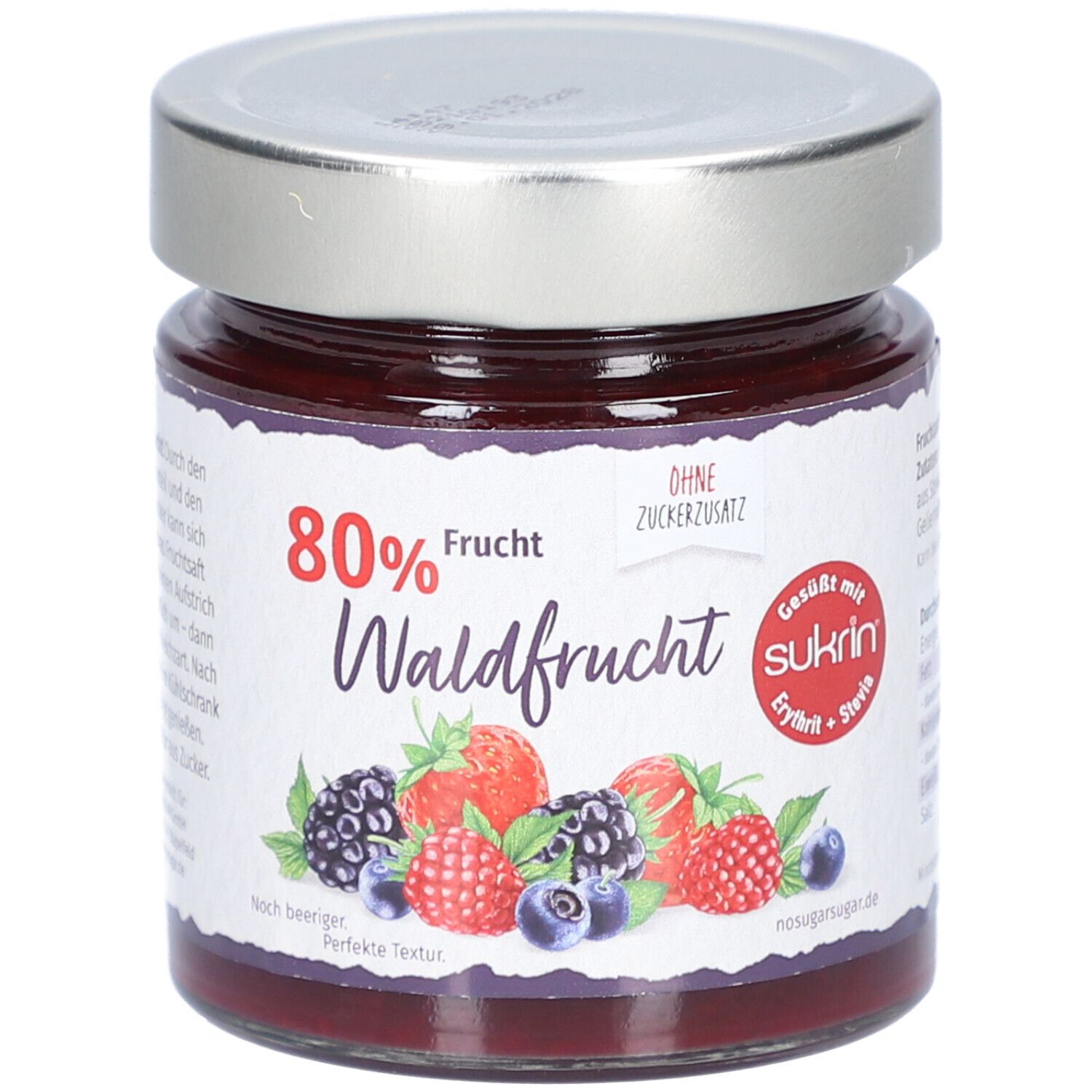 Glas mit Waldfrüchte-Aufstrich. Etikett mit 80% Frucht, ohne Zuckerzusatz, Sukrin. Abbildung von Beeren.