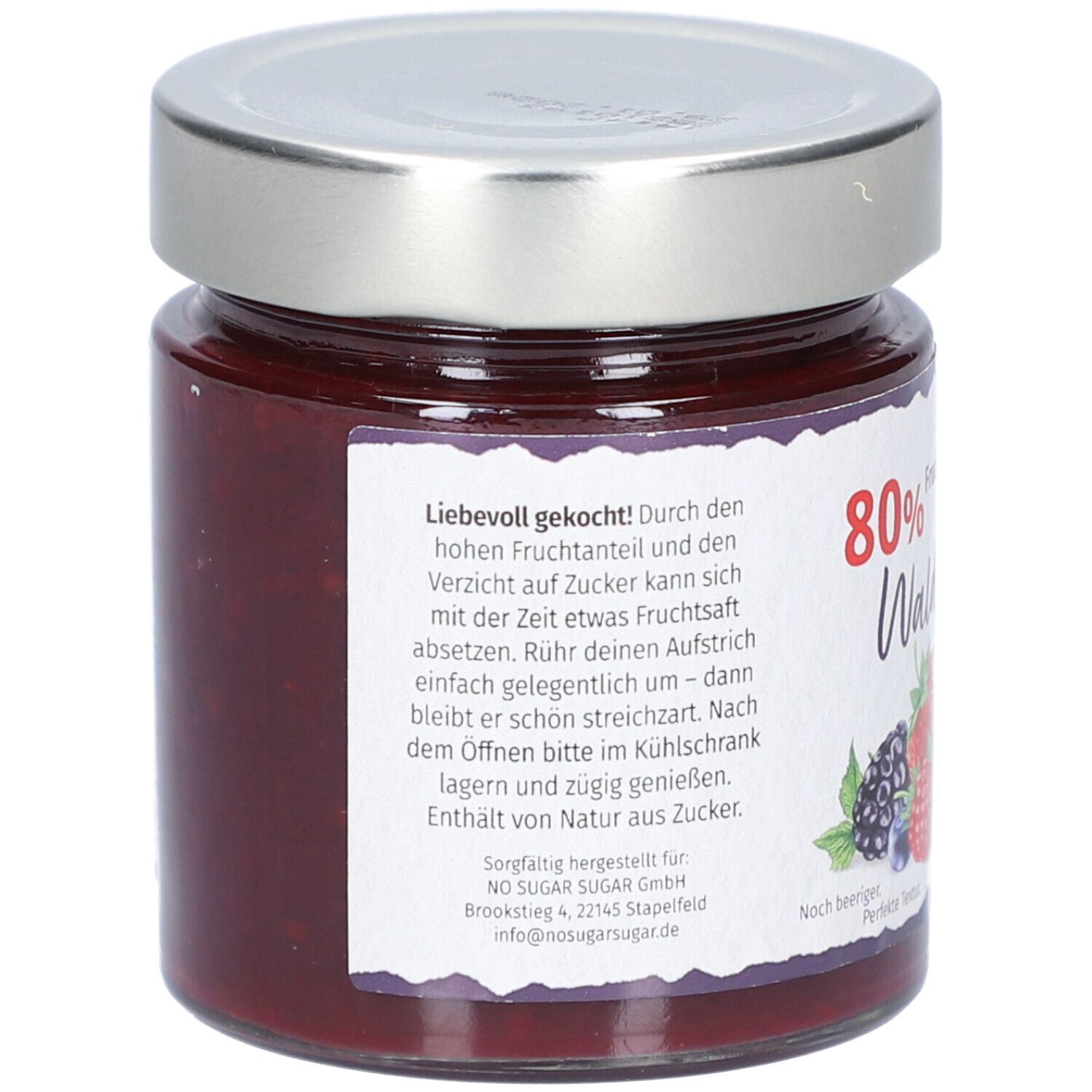 Glas mit Waldfrüchte-Aufstrich. Rückseite mit Text. Enthält 80% Fruchtanteil. Ohne Zuckerzusatz. Kühl lagern.