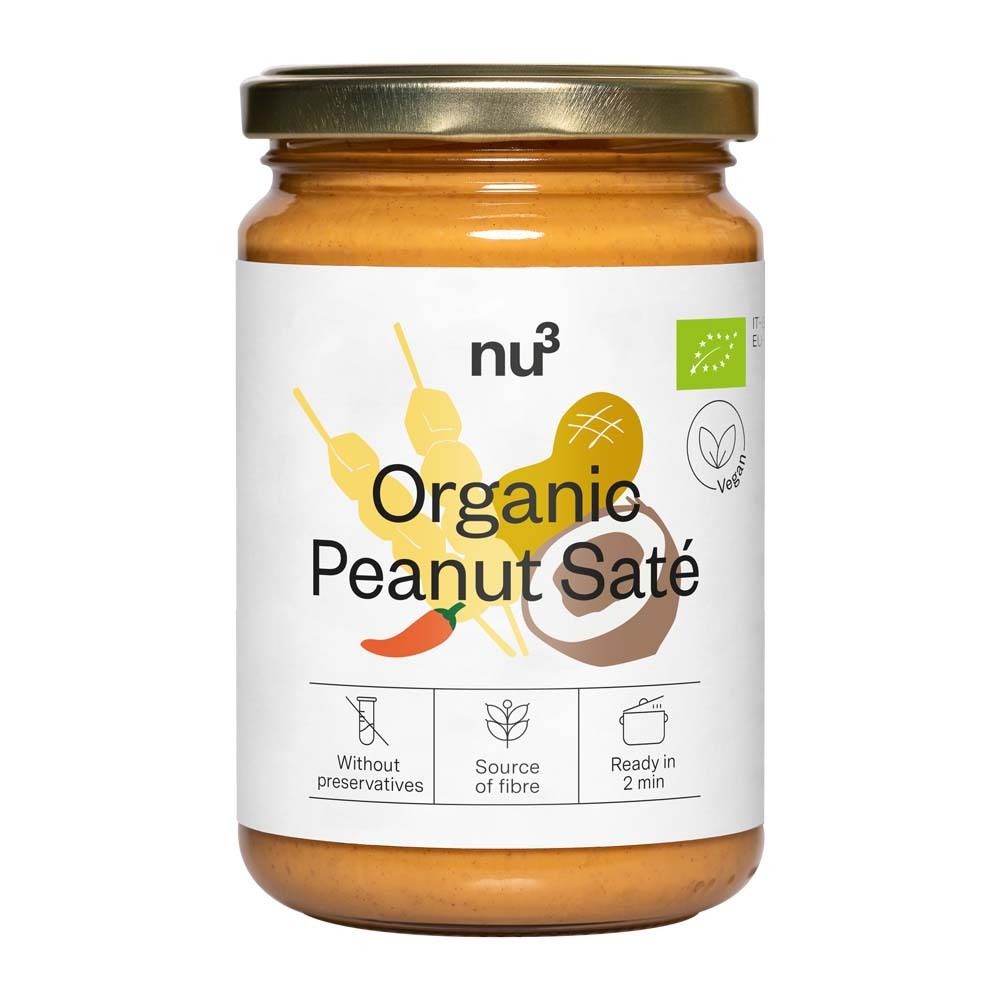 Glas mit Erdnuss-Saté-Sauce. Aufschrift: Organic Peanut Saté. Mit Illustrationen von Erdnüssen, Chili und Spießen. Vegan-Siegel.
