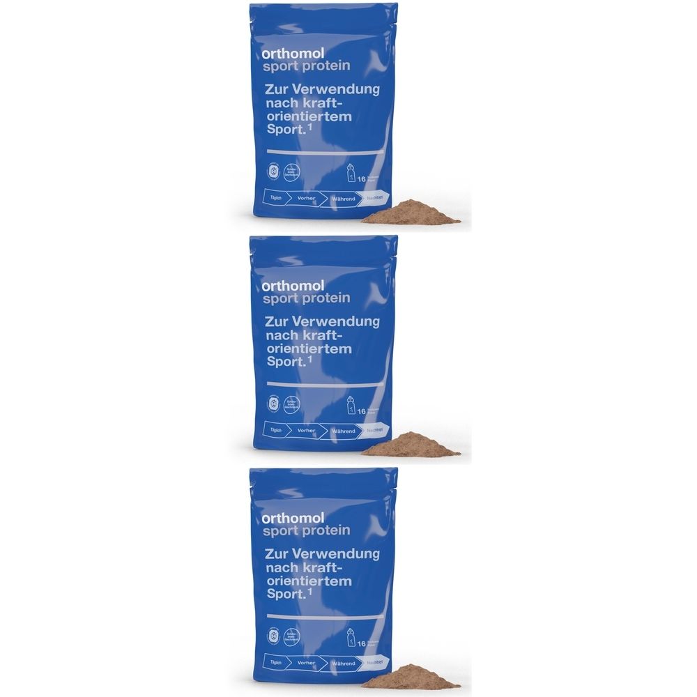 Drei blaue Beutel mit der Aufschrift Orthomol Sport Protein und Text. Daneben braunes Pulver.