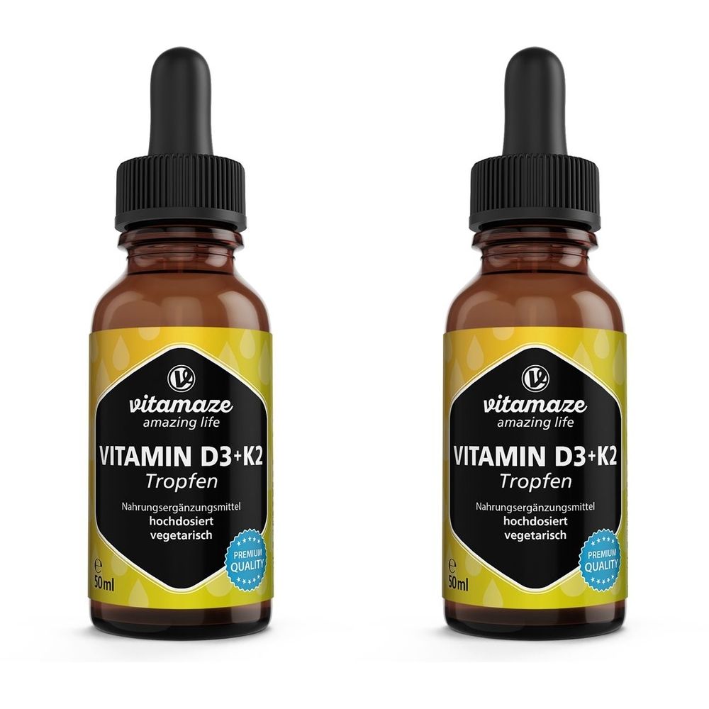 Zwei braune Glasflaschen mit schwarzen Tropfern. Auf den Etiketten steht "Vitamaze Vitamin D3+K2 Tropfen".