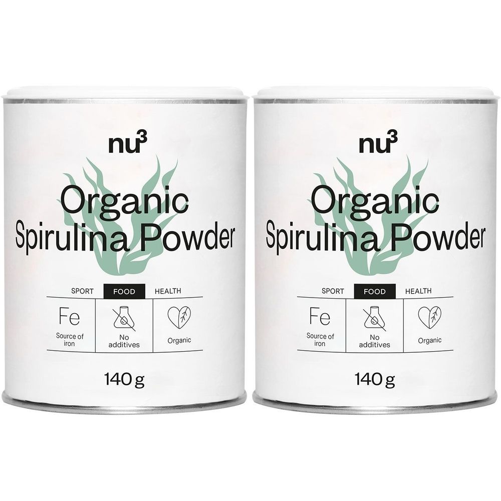 Zwei Dosen nu3 Bio Spirulina Pulver. Aufschrift: Organic Spirulina Powder, 140g, Quelle für Eisen, ohne Zusätze, Organic.
