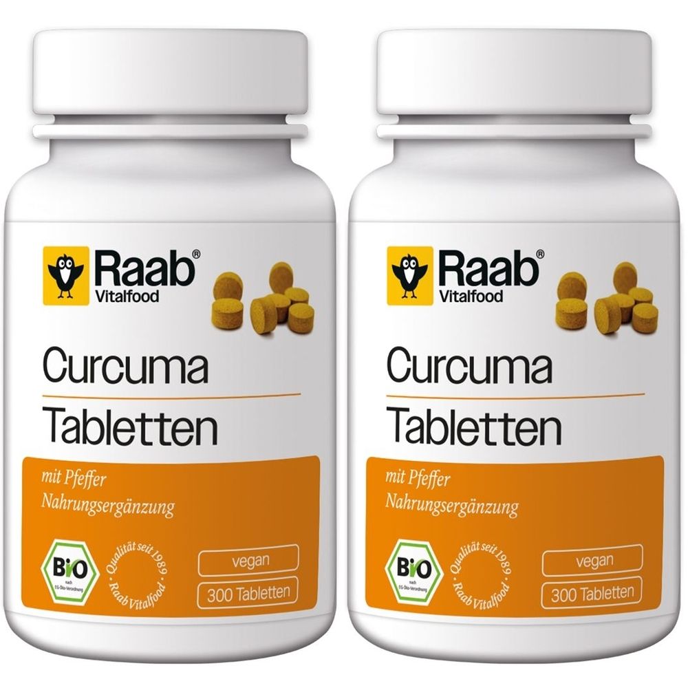Zwei weiße Flaschen mit Etiketten. Aufschrift: Raab Vitalfood Curcuma Tabletten, Bio-Siegel, vegan. Gelbe Tabletten-Abbildung.