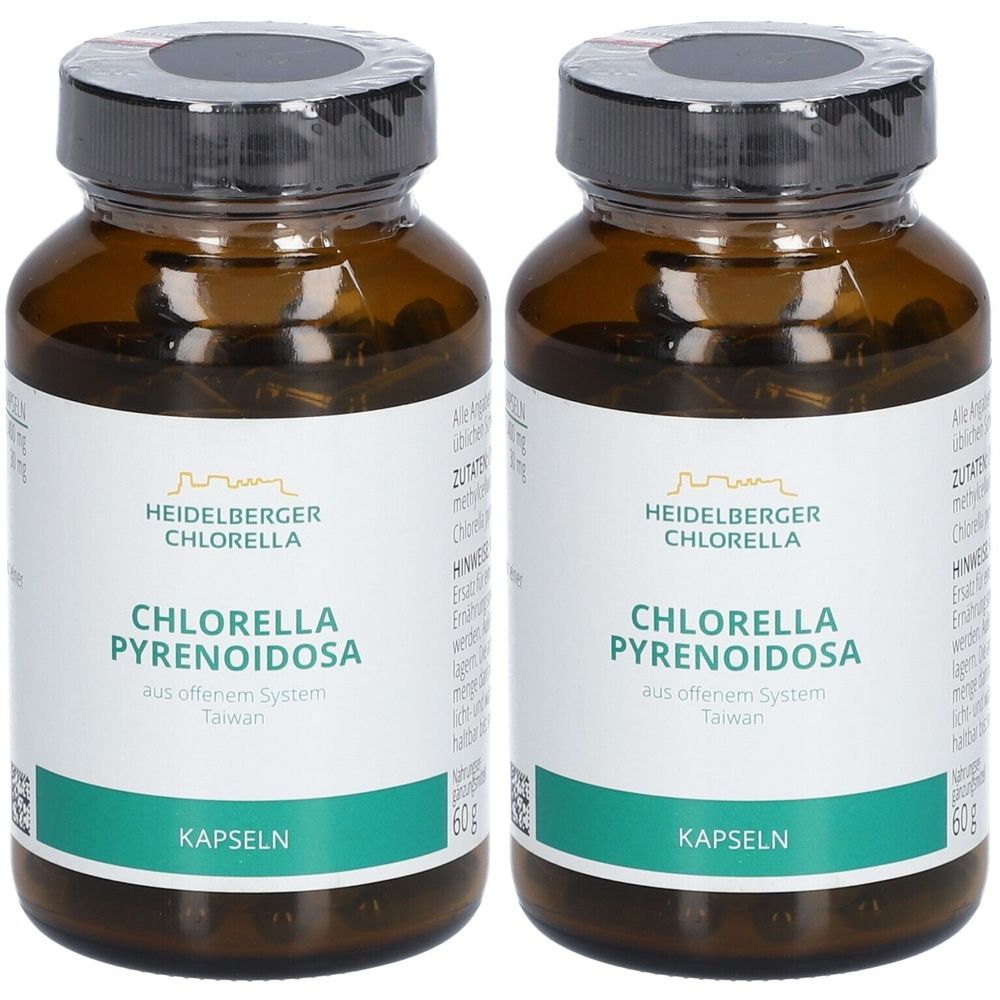 Zwei braune Glasflaschen mit schwarzen Deckeln. Auf den Etiketten steht "Heidelberger Chlorella Pyrenoidosa Kapseln".