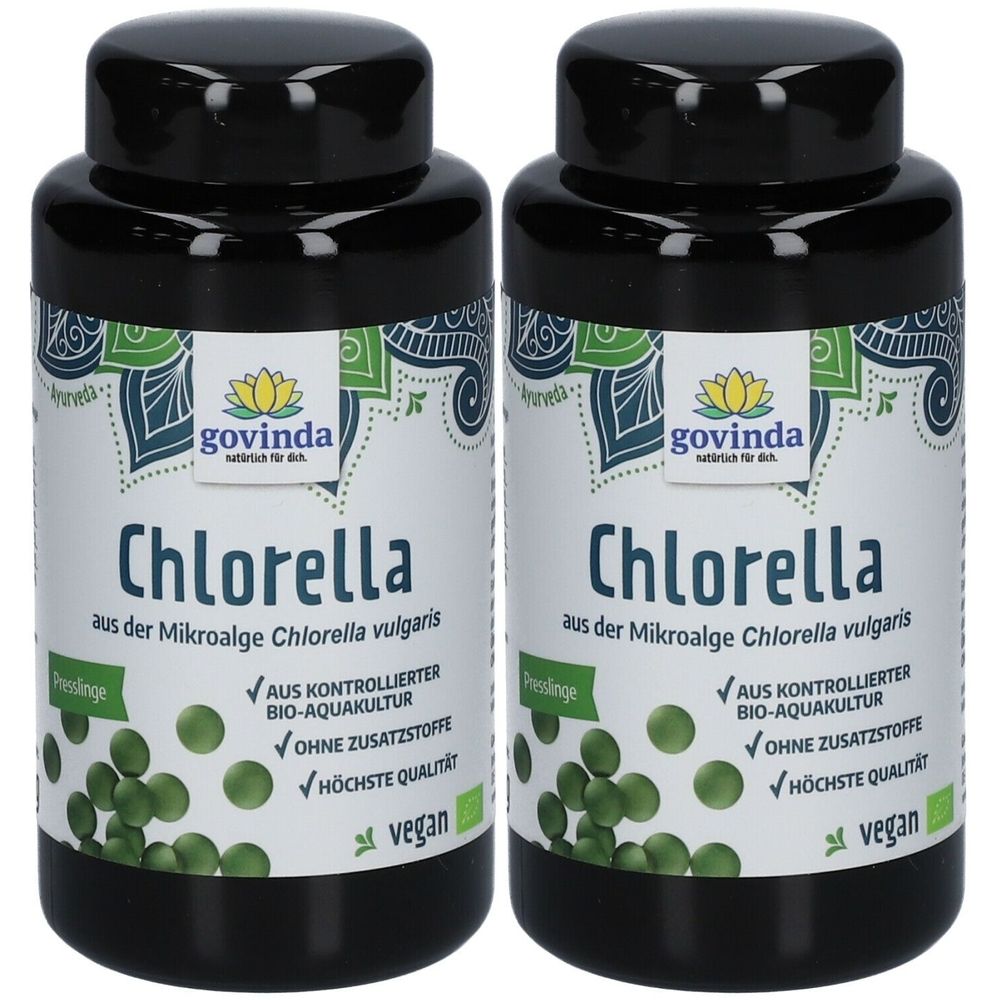 Deux flacons noirs avec étiquettes. Inscription : Govinda Chlorella. Vegan, sans additifs, issu d'aquaculture biologique contrôlée.