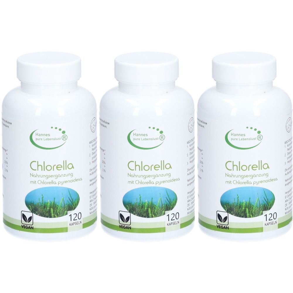 Trois flacons blancs de complément alimentaire Chlorella. Inscription: Hannes pure Lebenslust, Chlorella, 120 gélules, vegan.
