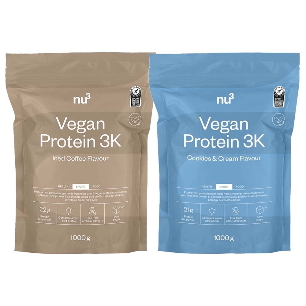 Deux sachets de Vegan Protein 3K. À gauche : Iced Coffee, marron. À droite : Cookies & Cream, bleu. Avec logo, texte et sceaux.
