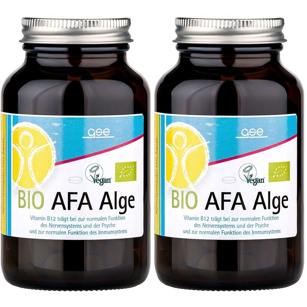 Zwei braune Glasflaschen mit silbernen Deckeln. Auf den Etiketten steht "BIO AFA Alge", mit Vegan- und Bio-Siegeln. Text: Vitamin B12.