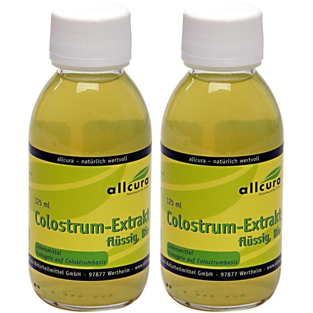 Zwei Flaschen allcura Colostrum-Extrakt flüssig. Jede Flasche hat einen weißen Deckel und ein grünes Etikett mit Produktinformationen.