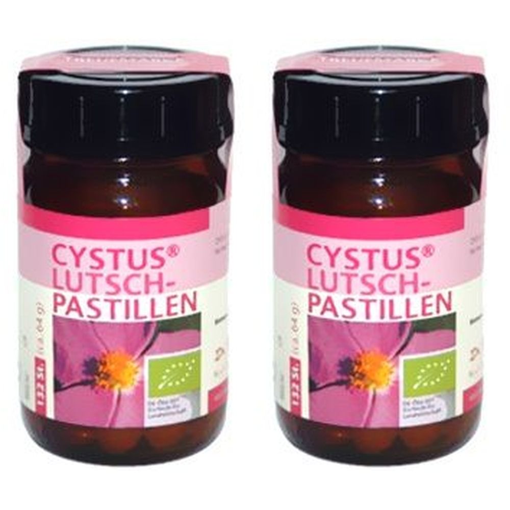 Zwei braune Glasflaschen mit schwarzen Deckeln und rosa Etiketten. Auf den Etiketten steht "CYSTUS® LUTSCH-PASTILLEN" und ein Blumenmotiv.