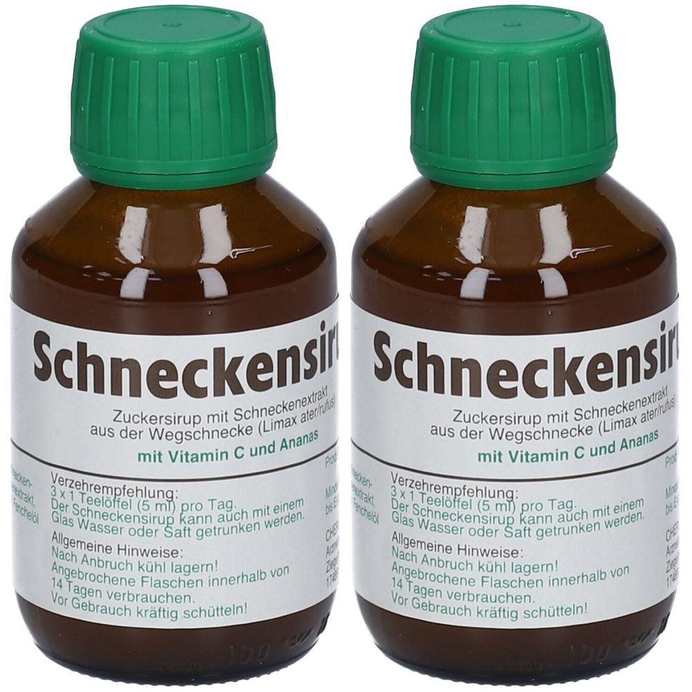 Zwei braune Glasflaschen mit grünem Deckel. Aufschrift: Schneckensirup. Etikett mit Text. Flaschen stehen nebeneinander.