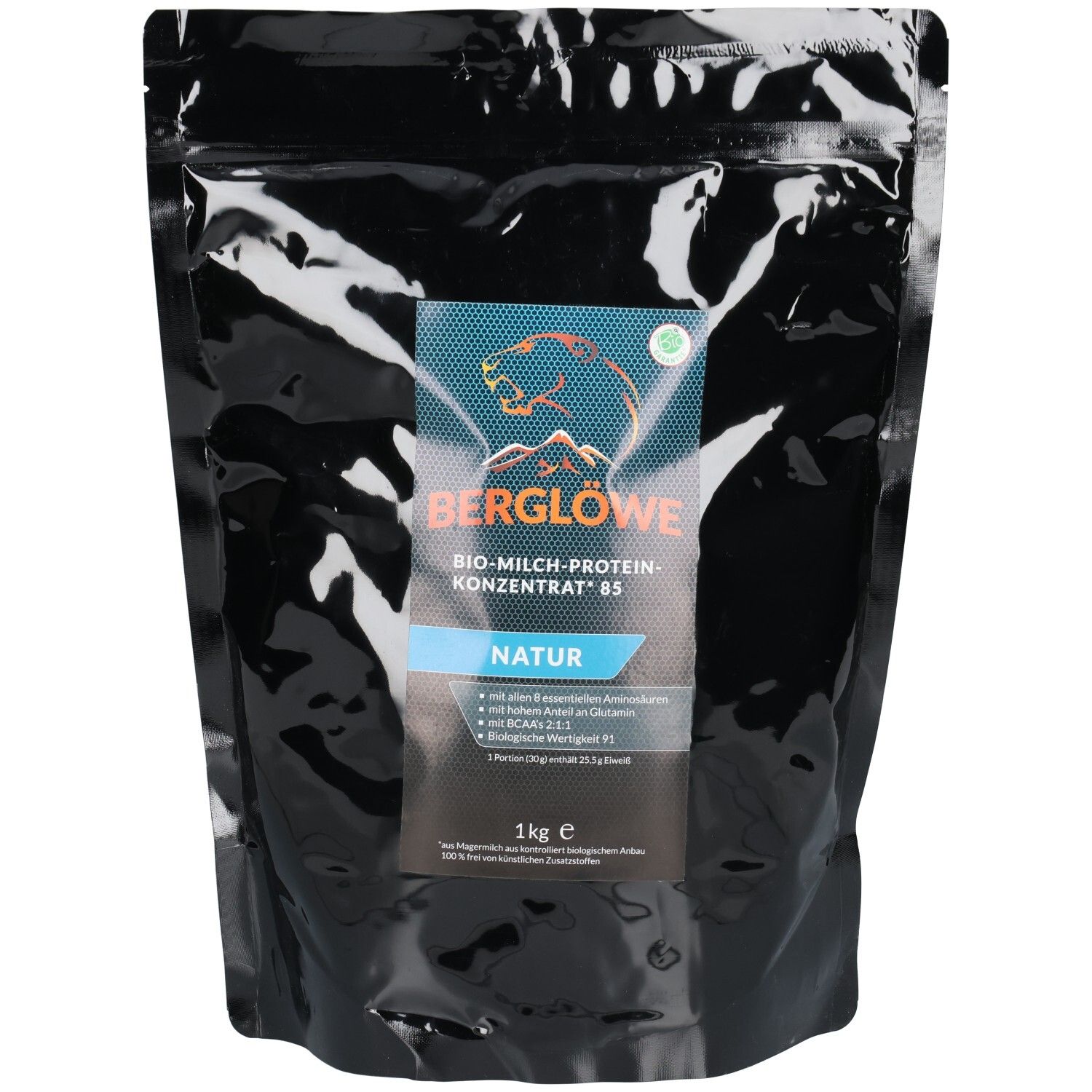 Emballage noir avec étiquette. Inscription : BERGLÖWE BIO-Milchprotein-Konzentrat 85 natur. 1kg. Label bio.