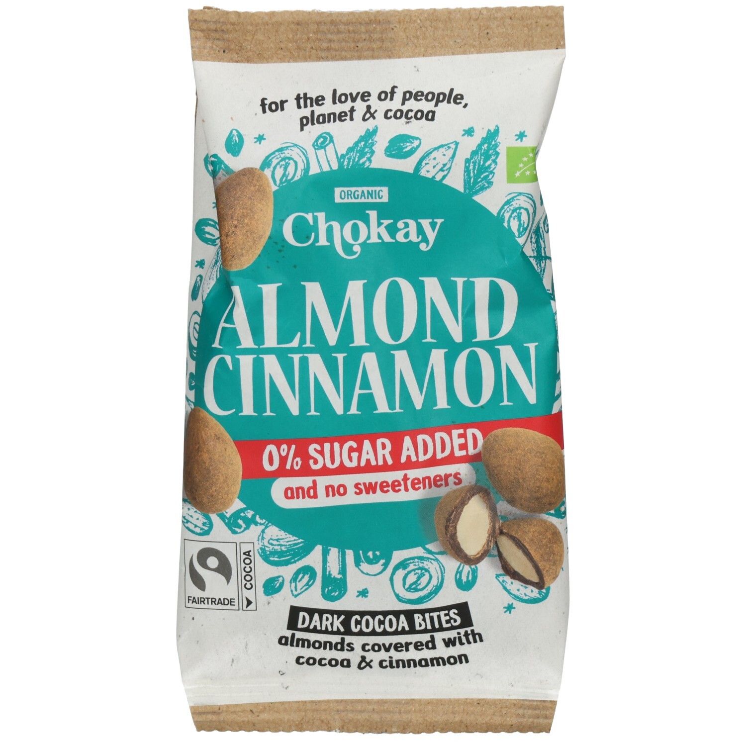 Verpackung mit Chokay Almond Cinnamon Bites. Aufschrift: 0% Zuckerzusatz, Fairtrade, Bio-Siegel. Mandeln mit Kakao und Zimt.