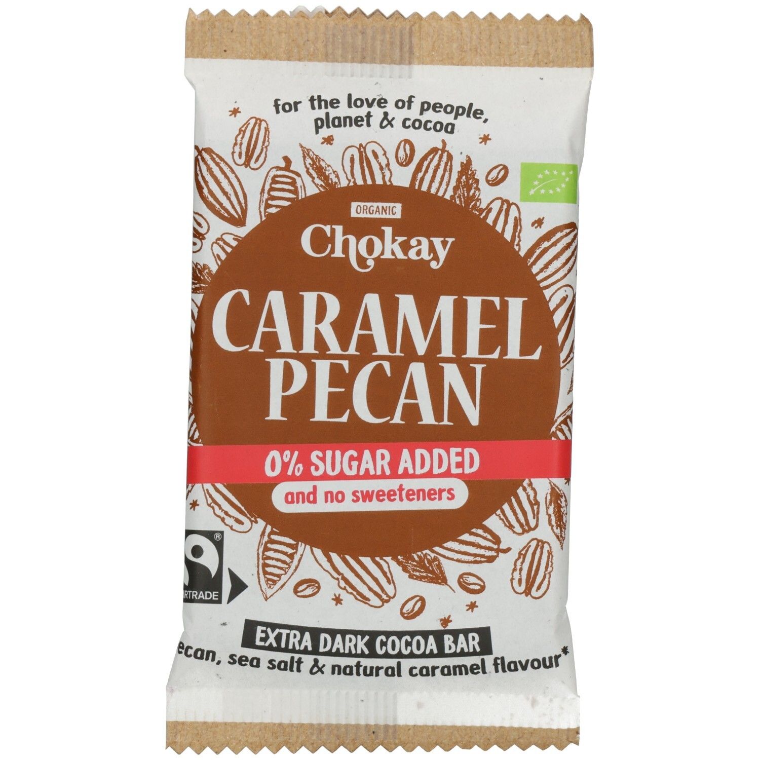 Emballage de barre Chokay Caramel Pecan. Cercle marron avec nom du produit. Bande rouge avec texte. Label bio.