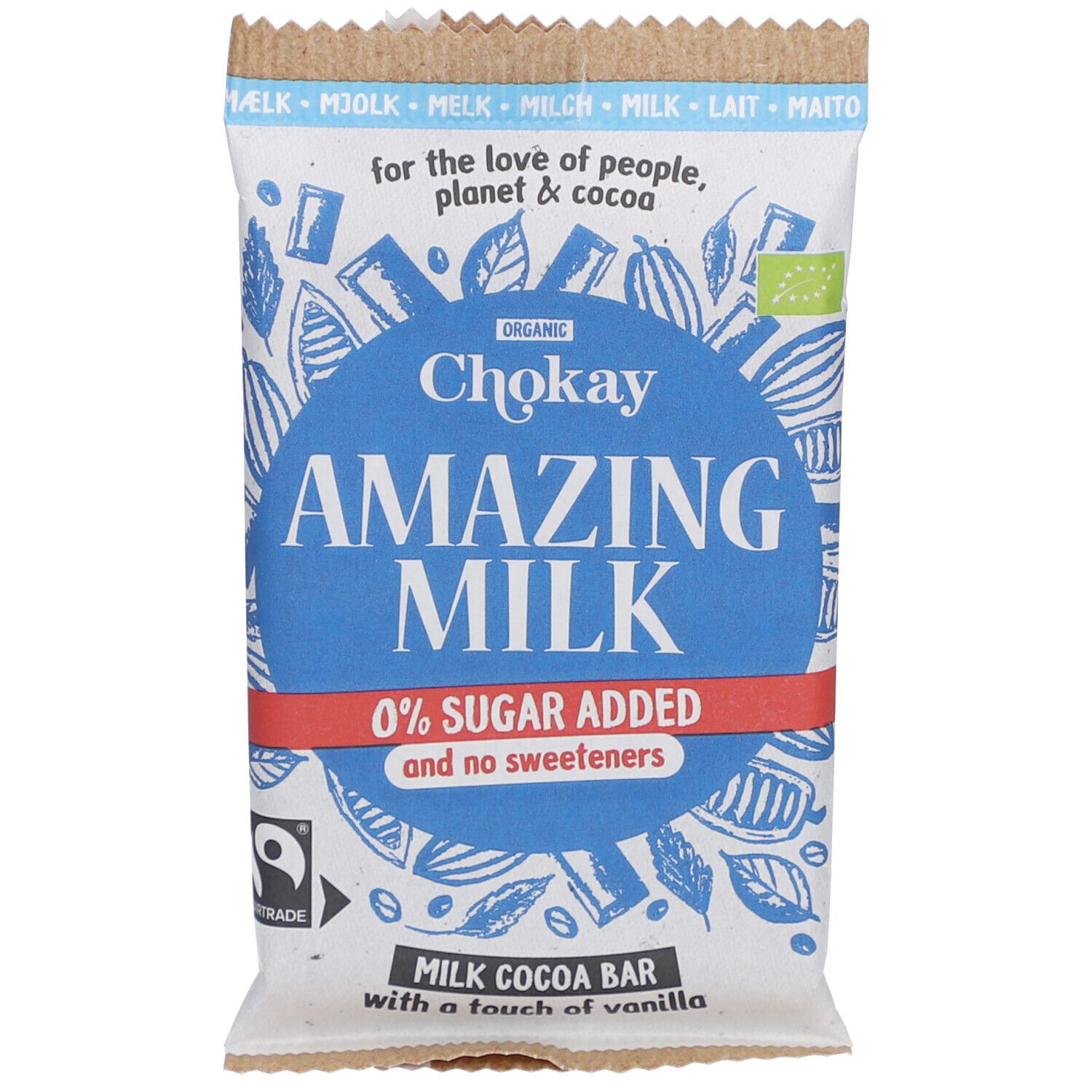 Verpackte Schokoriegel. Blaue und weiße Verpackung mit "Chokay AMAZING MILK"-Logo. Fairtrade-Siegel.