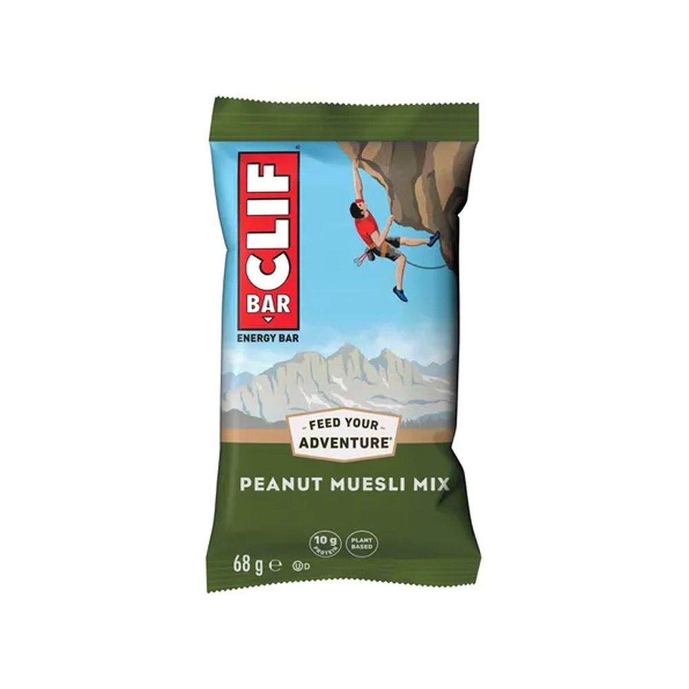 Verpackung CLIF Bar Peanut Müsli Mix. Grün-weißes Design mit Kletterer-Illustration. Text: "PEANUT MUESLI MIX", "ENERGY BAR".