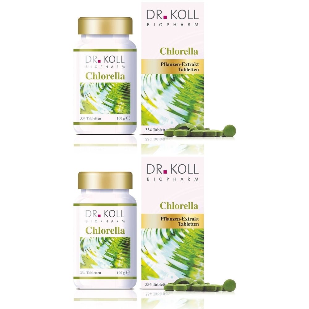 Deux flacons et deux boîtes de comprimés de Chlorella. Inscription : DR. KOLL, Chlorella, Pflanzen-Extrakt Tabletten.