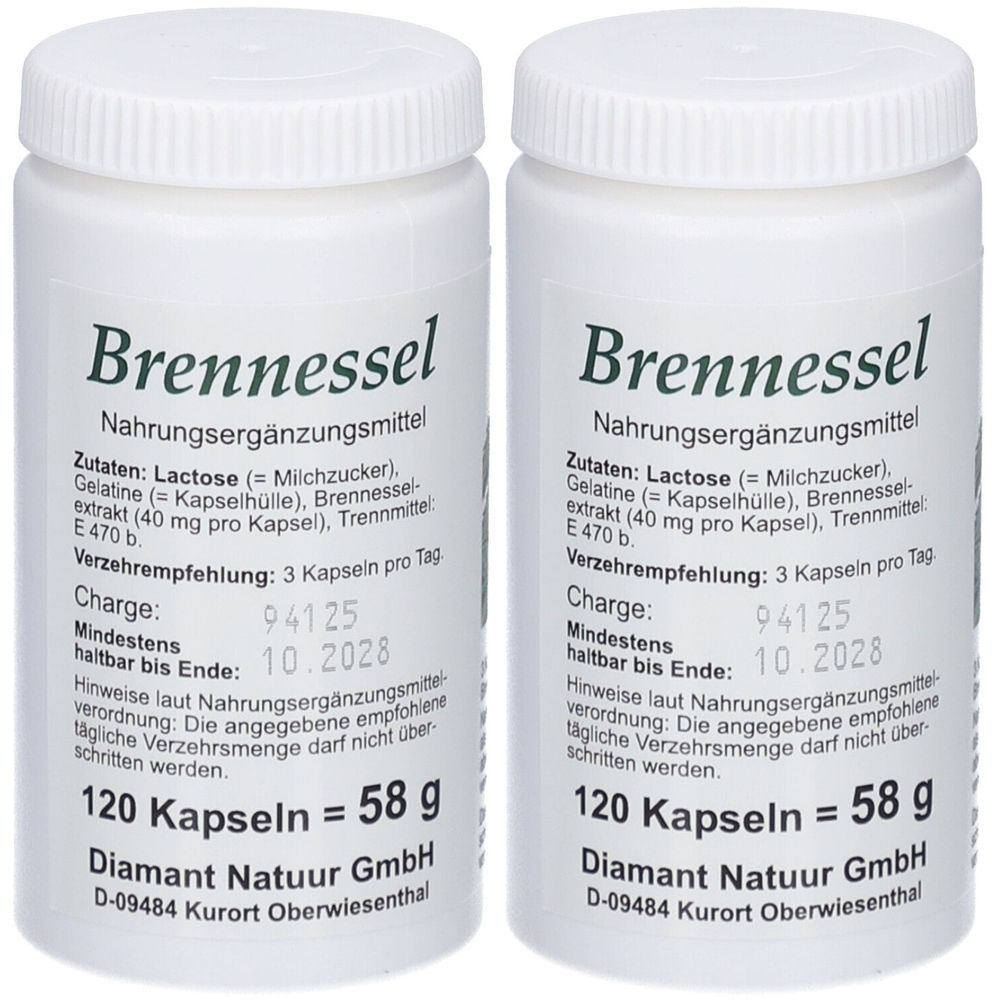 Zwei weiße Flaschen mit dem Aufdruck "Brennessel". Aufschrift: Nahrungsergänzungsmittel, 120 Kapseln, 58 g. Mindesthaltbarkeit bis 10.2028.