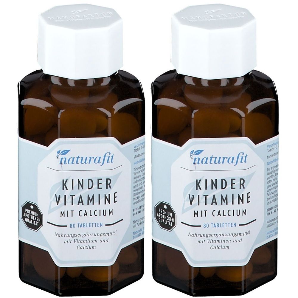 Zwei Flaschen naturafit Kindervitamine mit Calcium. Braune Glasflaschen mit weißem Deckel und Etikett. Aufschrift: Kinder Vitamine mit Calcium.