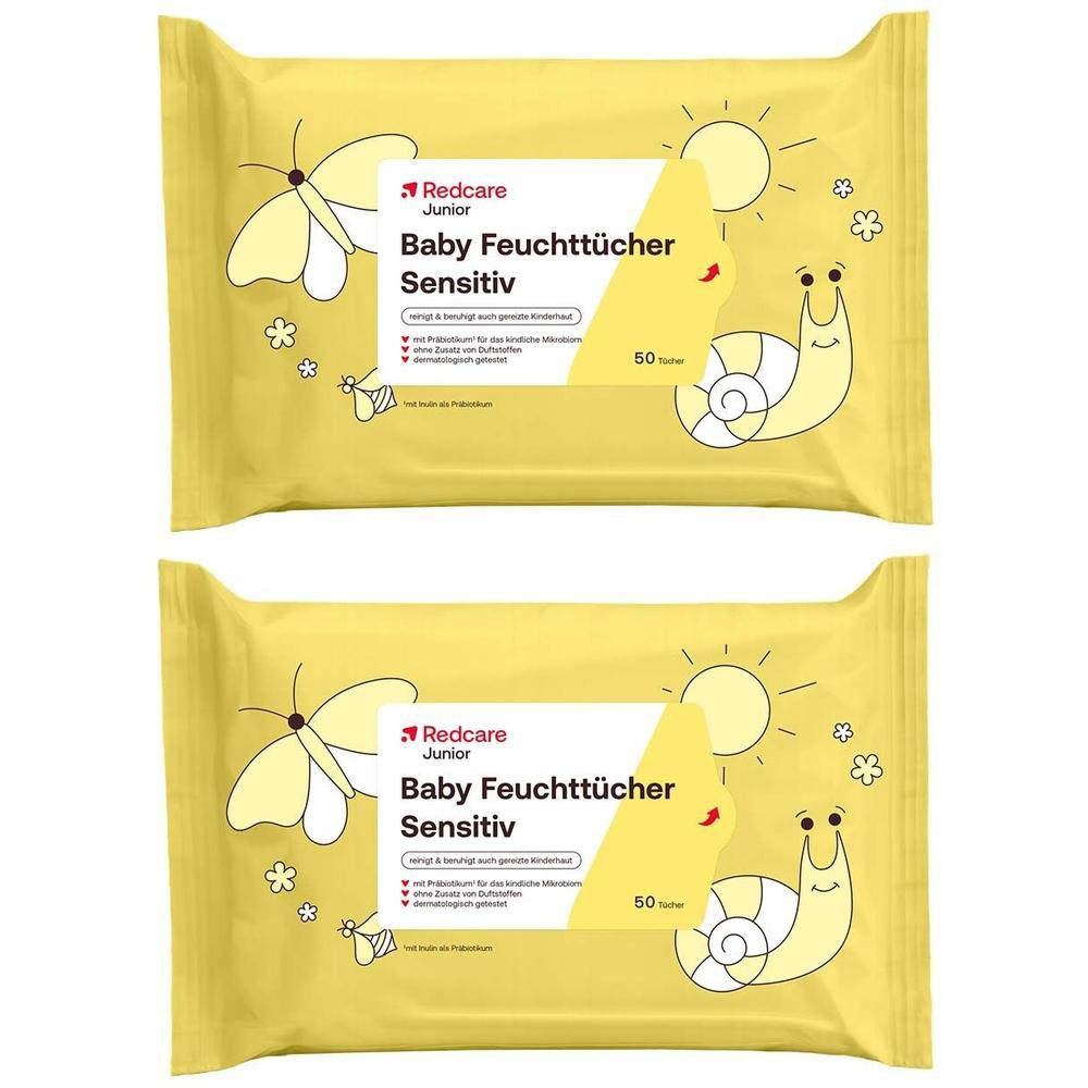 Deux paquets de lingettes humides Redcare Baby Junior Sensitiv, 50 lingettes chacun. Emballage jaune avec papillon et escargot.