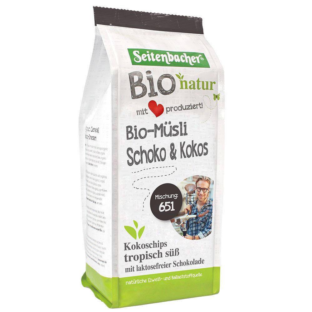 Verpackung von Bio-Müsli. Aufschrift: Seitenbacher Bio natur, Bio-Müsli Schoko & Kokos, Kokoschips tropisch süß. Grün-weißes Design.