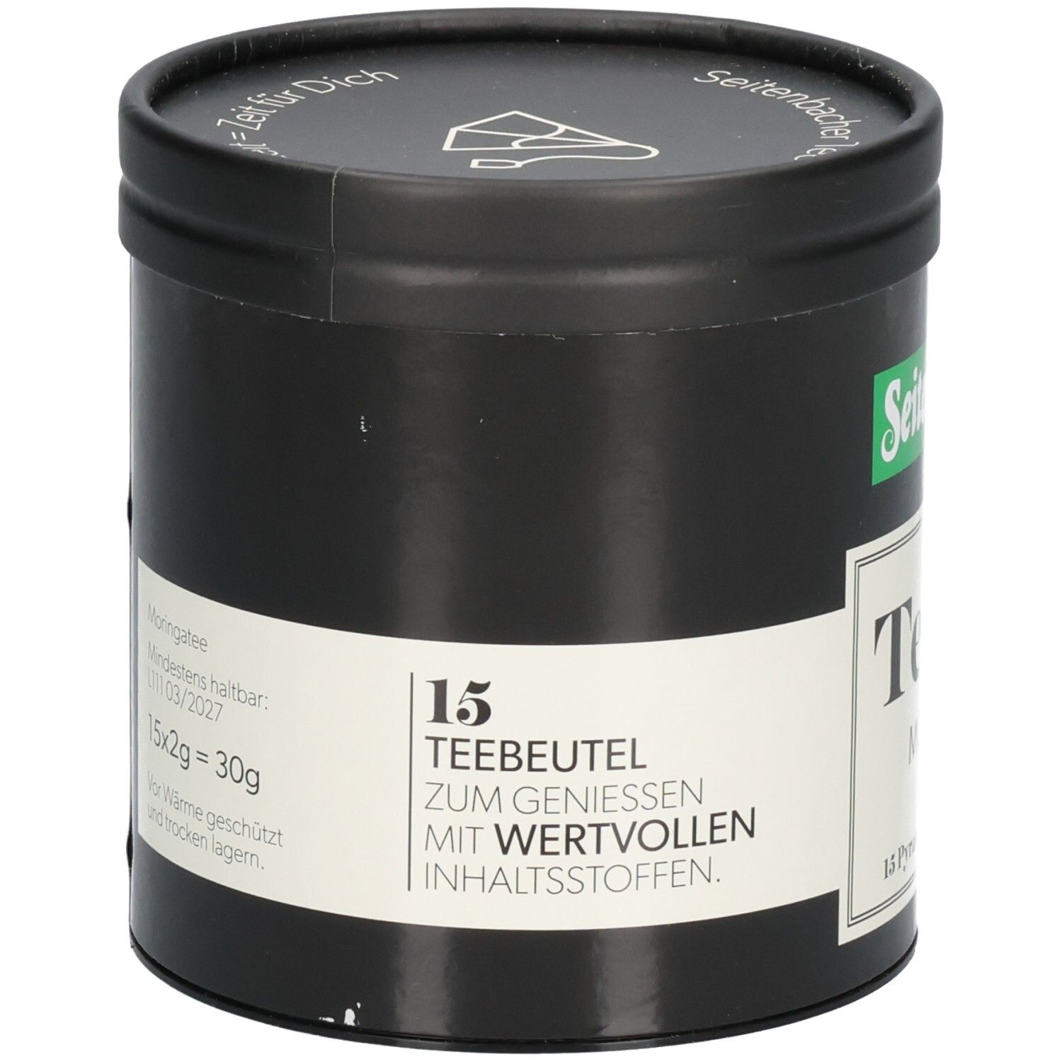 Schwarze Dose mit weißem Etikett. Aufschrift: 15 Teebeutel, zum Genießen mit wertvollen Inhaltsstoffen. Mindestens haltbar bis 03/2027.