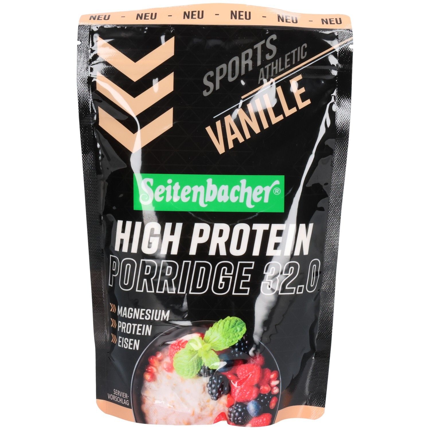 Schwarze Verpackung mit Seitenbacher High Protein Porridge 32.0 Vanille. Enthält Text, Logo, und Abbildung von Porridge mit Früchten.