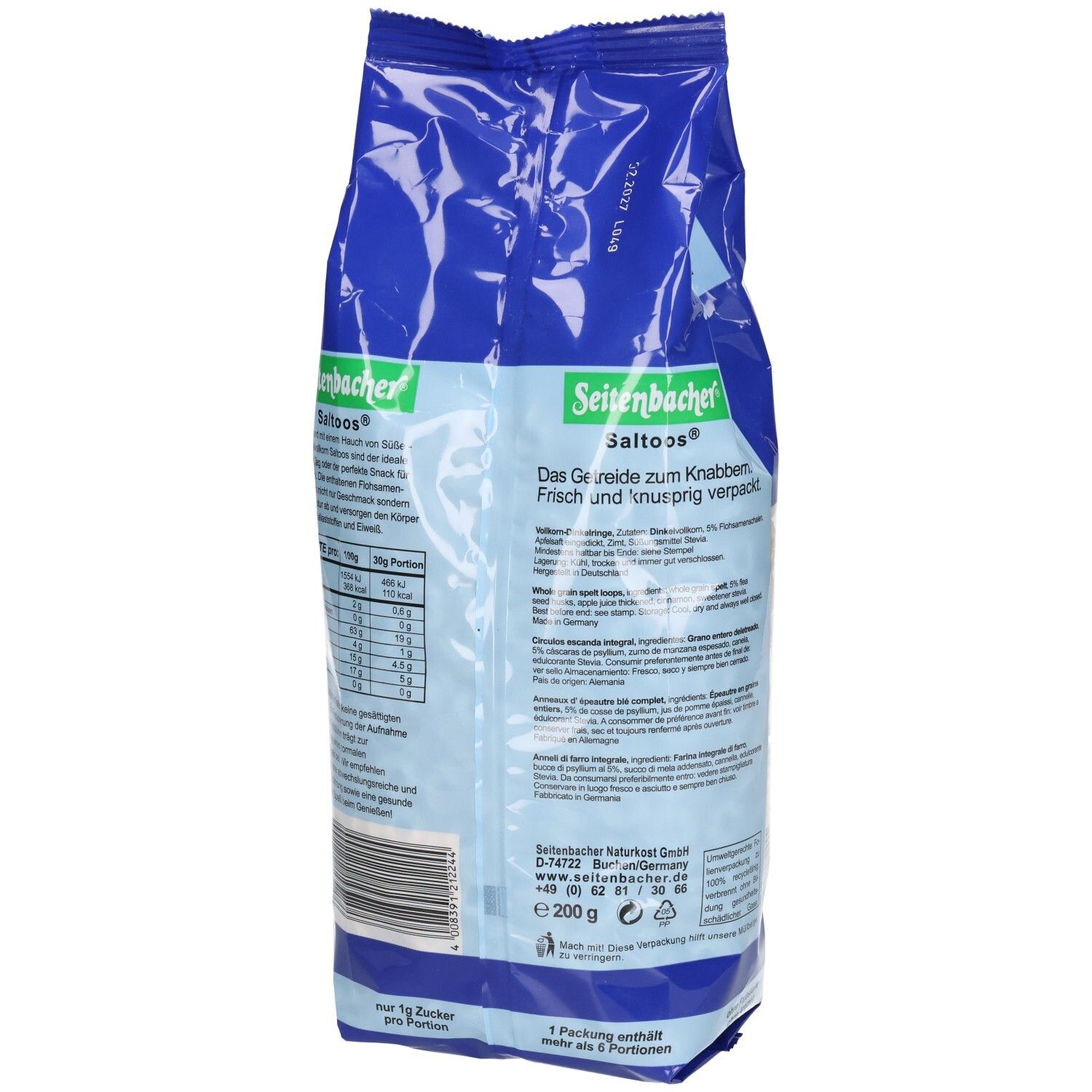 Rückseite eines blauen Beutels Saltoos zuckerarm. Text, Nährwertangaben und Barcode. Seitenbacher Logo.