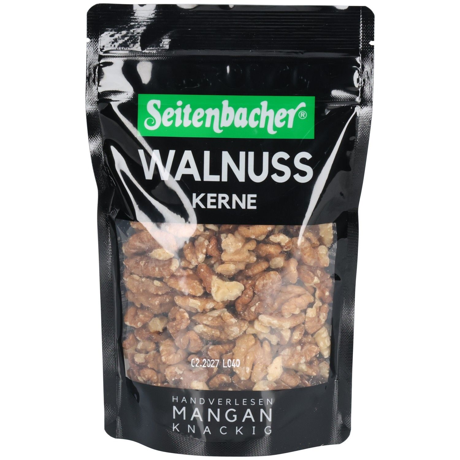 Klarsichtbeutel mit Walnusskernen. Schwarzer Hintergrund mit grünem Logo und Schriftzug. Sichtbare Kerne.