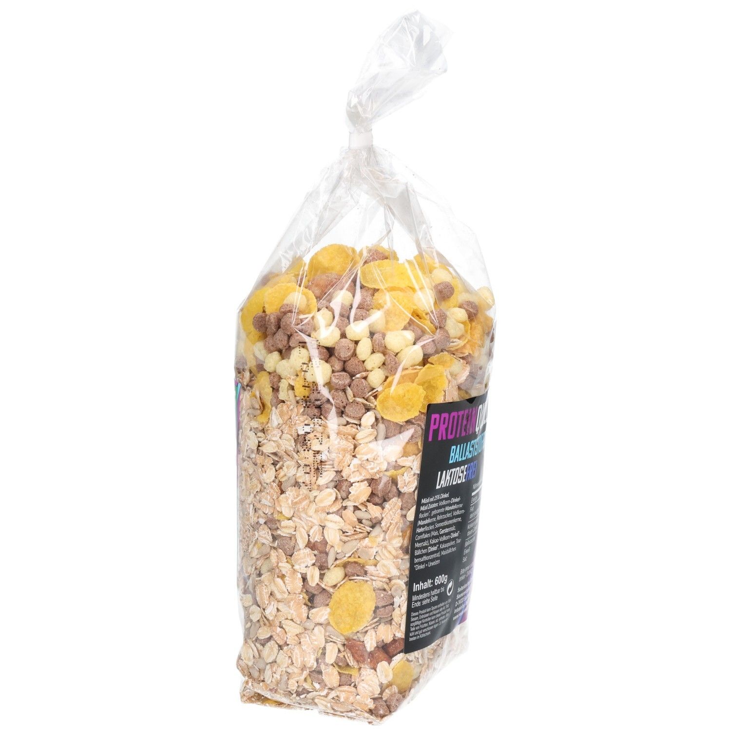 Transparente Tüte mit Müsli. Aufdruck: Proteinquelle, Ballaststoffquelle, laktosefrei. Enthält Getreideflocken, Trockenfrüchte und Cerealien.