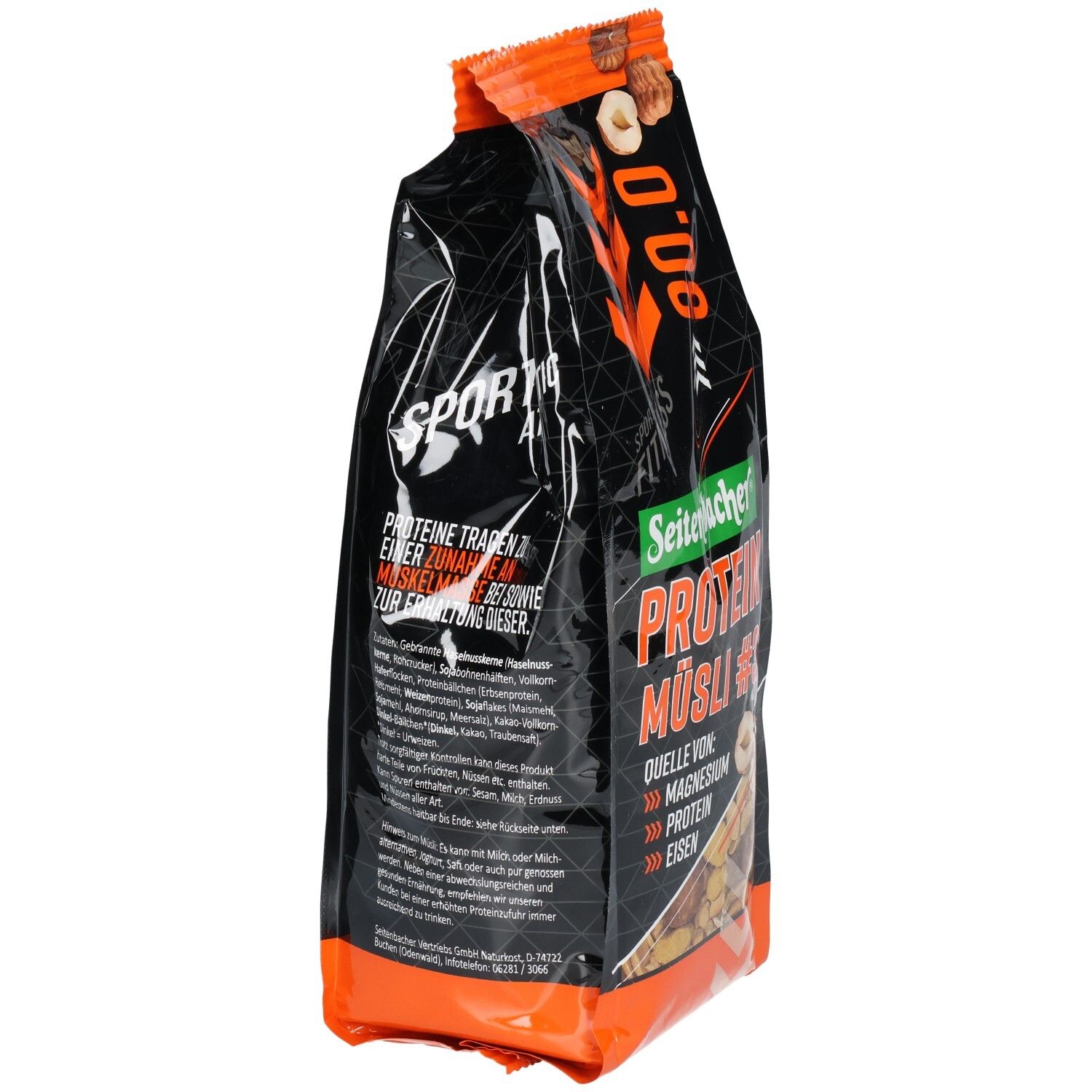 Seitenansicht der Verpackung von Seitenbacher Protein Müsli #3. Schwarzer Beutel mit orangefarbenen Details. Text und Produktabbildung.