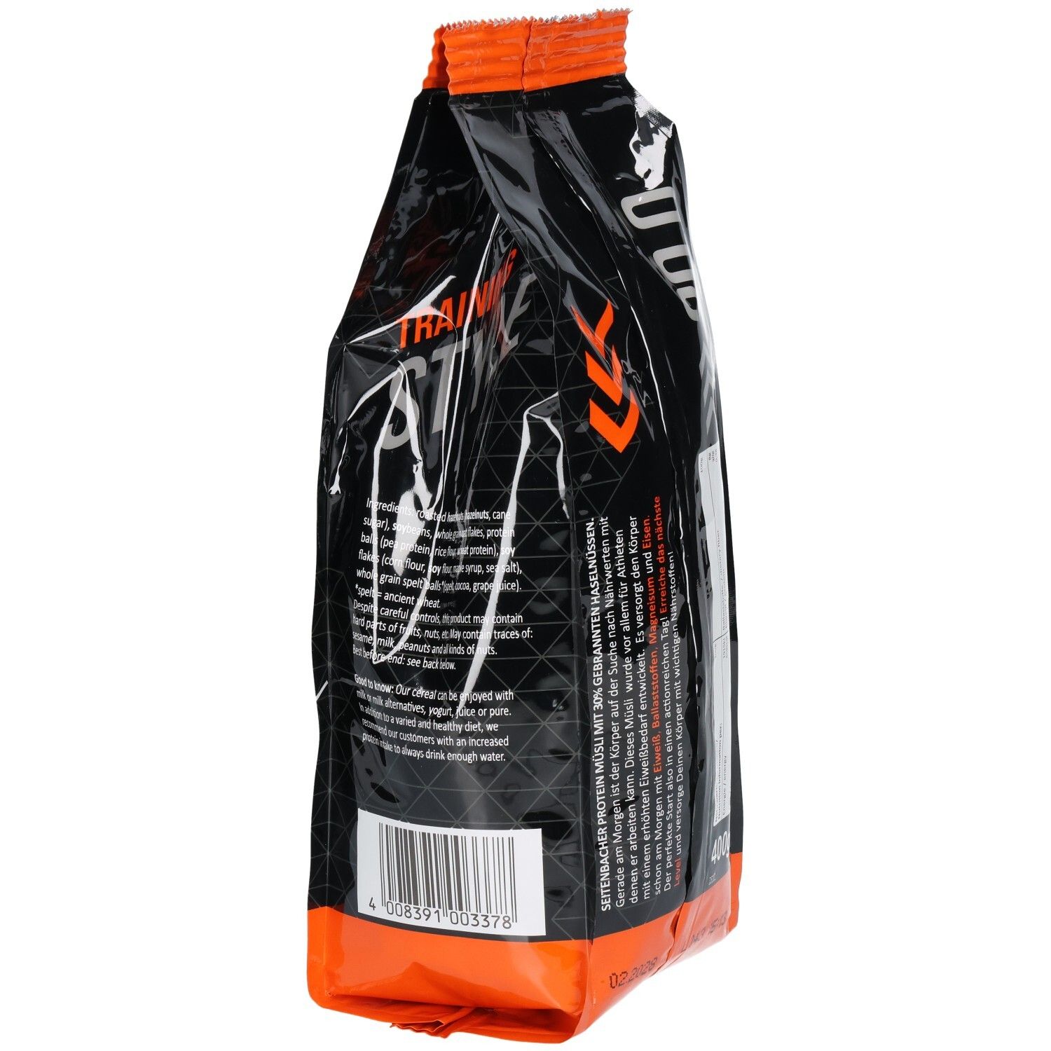 Seitenansicht der Verpackung von Seitenbacher Protein Müsli #3. Schwarzer Beutel mit orangefarbenen Details. Text und Produktabbildung.