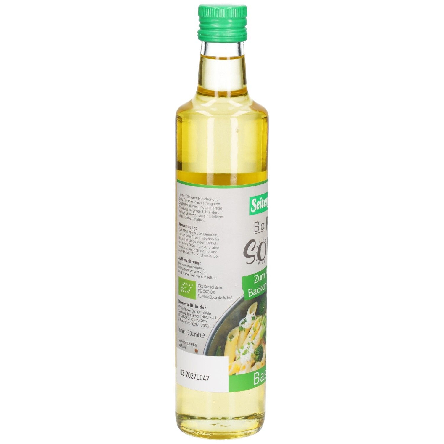 Bouteille en verre avec bouchon vert. Étiquette avec informations sur le produit et label bio. Huile de base.