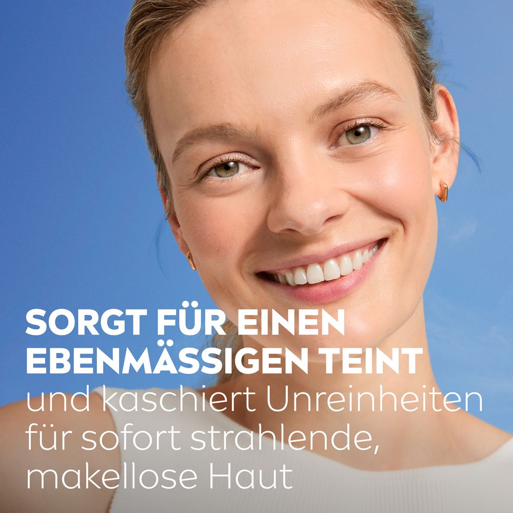 Frau mit strahlender Haut. Text: Sorgt für einen ebenmäßigen Teint und kaschiert Unreinheiten.