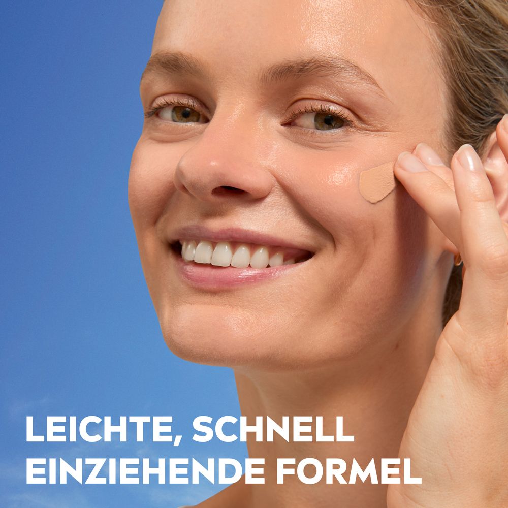 Frau trägt NIVEA BB Tagespflege 5in1 auf. Text: Leichte, schnell einziehende Formel.