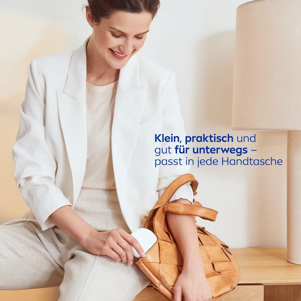 NIVEA CELLULAR Expert Finish 3in1 Pflege Cushion wird in eine Handtasche gelegt. Klein und praktisch für unterwegs.