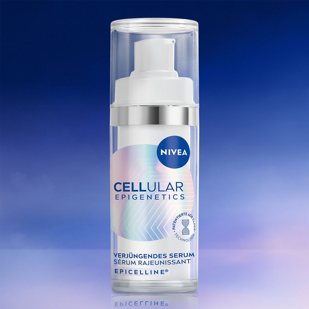 NIVEA Cellular Epigenetics Verjüngendes Serum in einem weißen Spender mit Pumpspender.